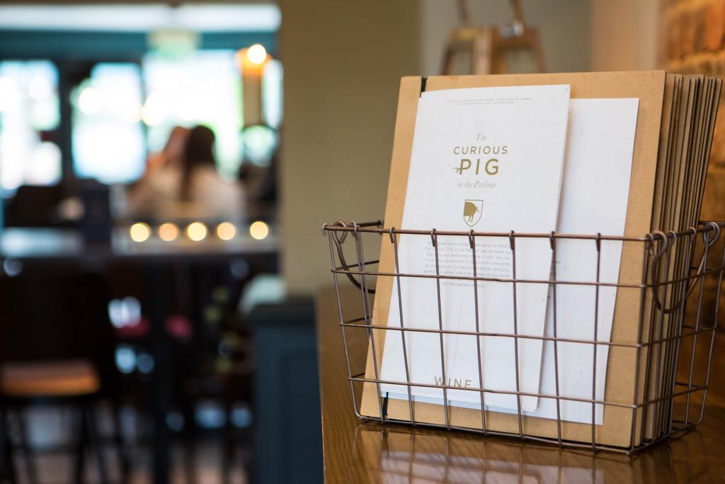 The Curious Pig In The Parlour Hotel Burstow Buitenkant foto