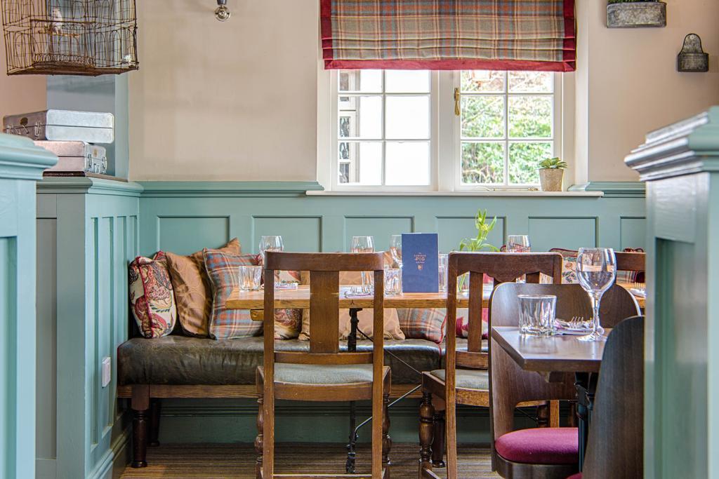 The Curious Pig In The Parlour Hotel Burstow Buitenkant foto