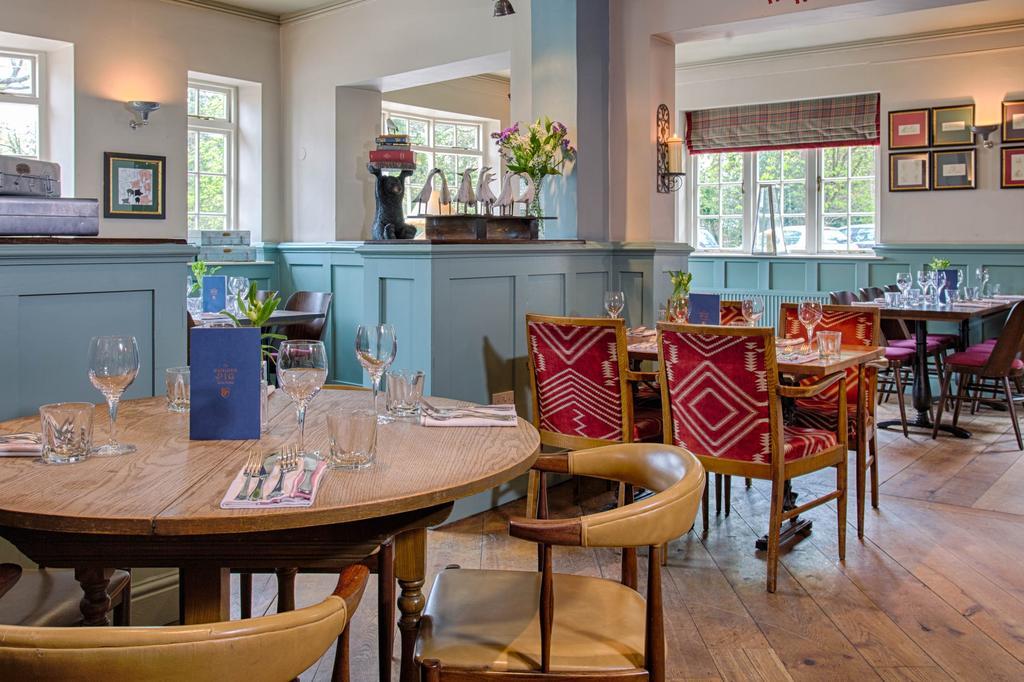 The Curious Pig In The Parlour Hotel Burstow Buitenkant foto