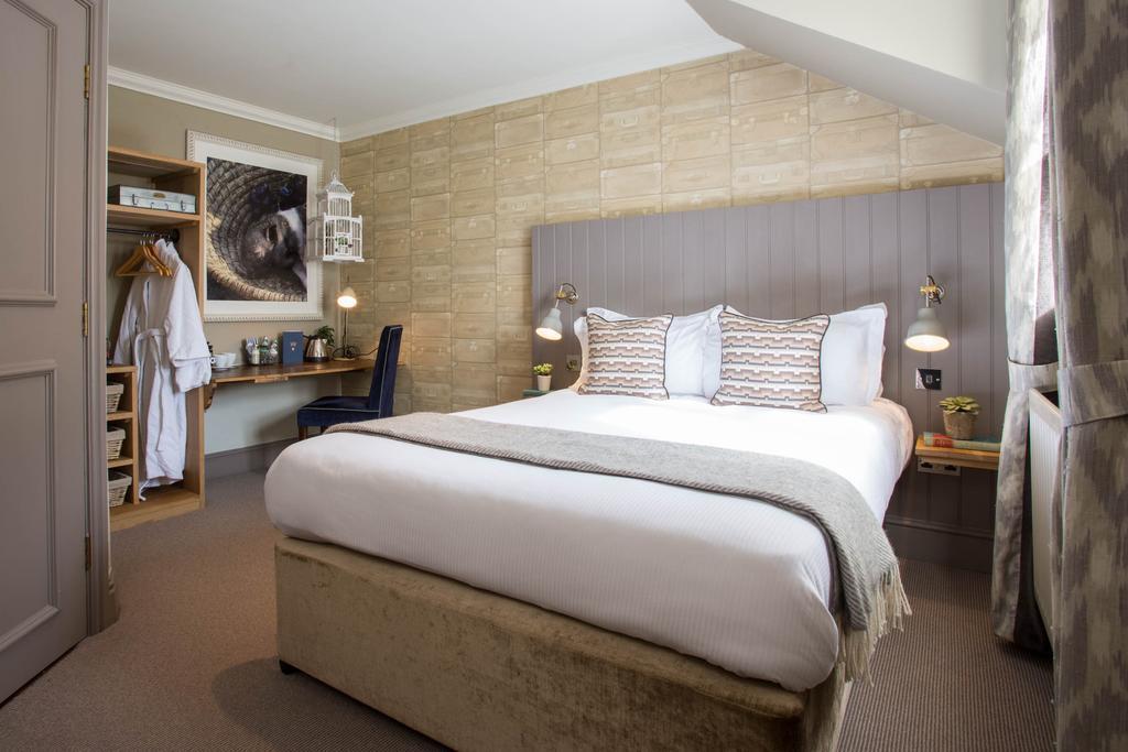The Curious Pig In The Parlour Hotel Burstow Buitenkant foto