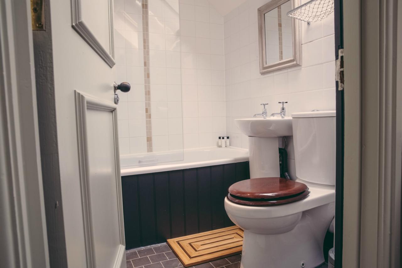 The Curious Pig In The Parlour Hotel Burstow Buitenkant foto