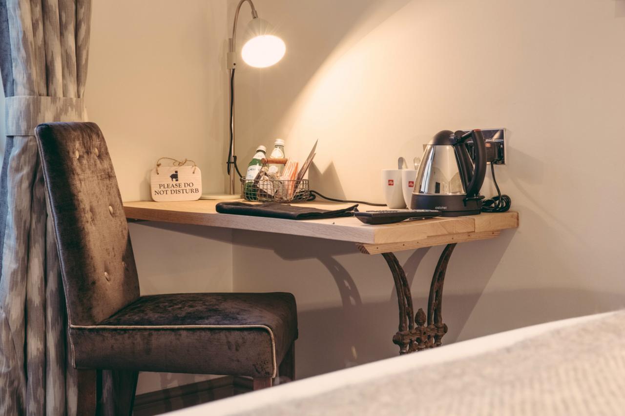 The Curious Pig In The Parlour Hotel Burstow Buitenkant foto