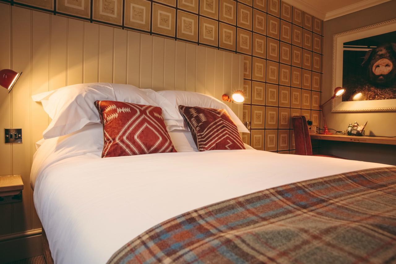 The Curious Pig In The Parlour Hotel Burstow Buitenkant foto