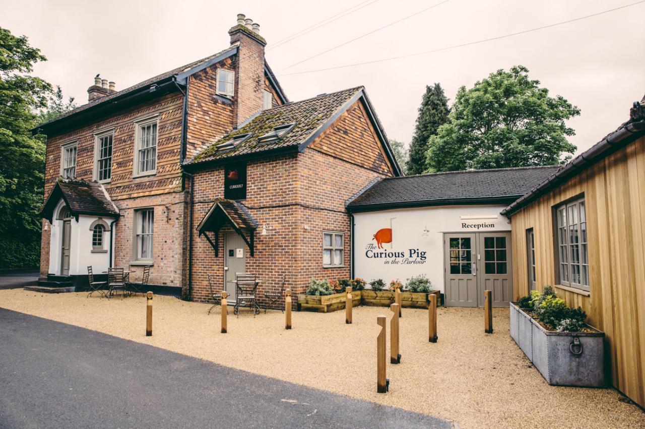 The Curious Pig In The Parlour Hotel Burstow Buitenkant foto